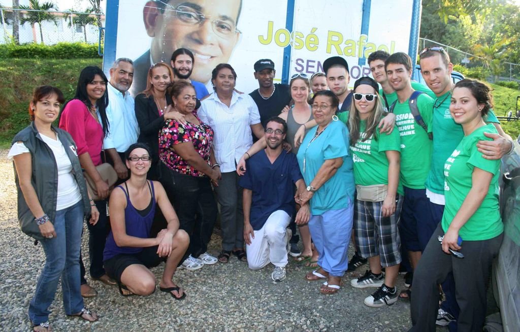El doctor Arnulfo López y doña Ana Cabreja junto a los doctores quiroprácticos y personal de la oficina senatorial de Espaillat